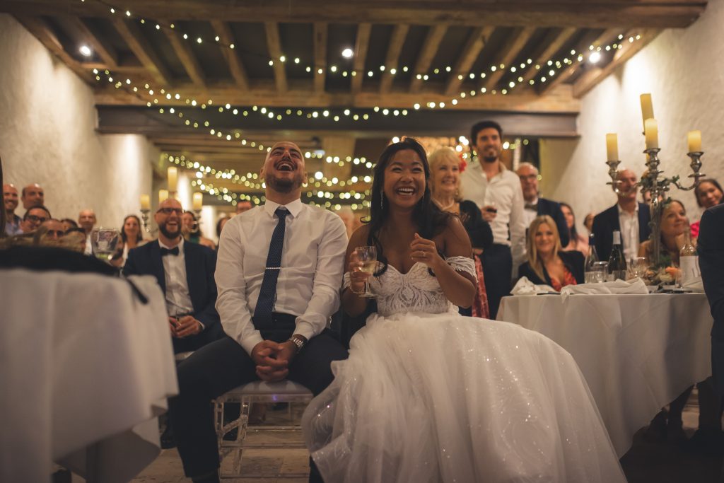 Discours d’un proche, éclat de rire, focus sur l’émotion.