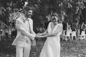 Les mariés arrivent à la cérémonie laïque du mariage sous les arbres